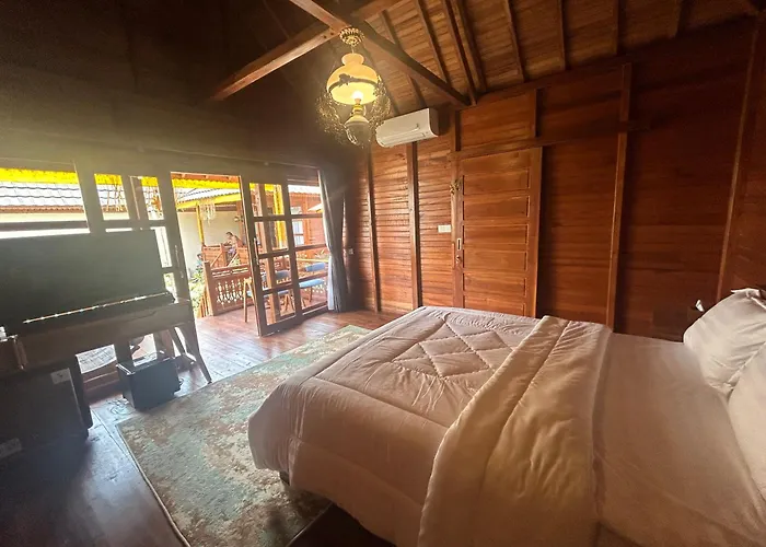 Orange Wooden Habitación en casa particular