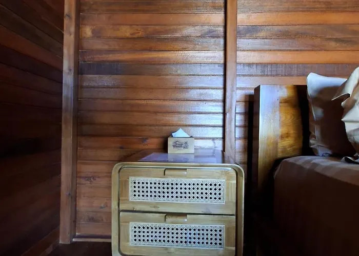 Orange Wooden Habitación en casa particular